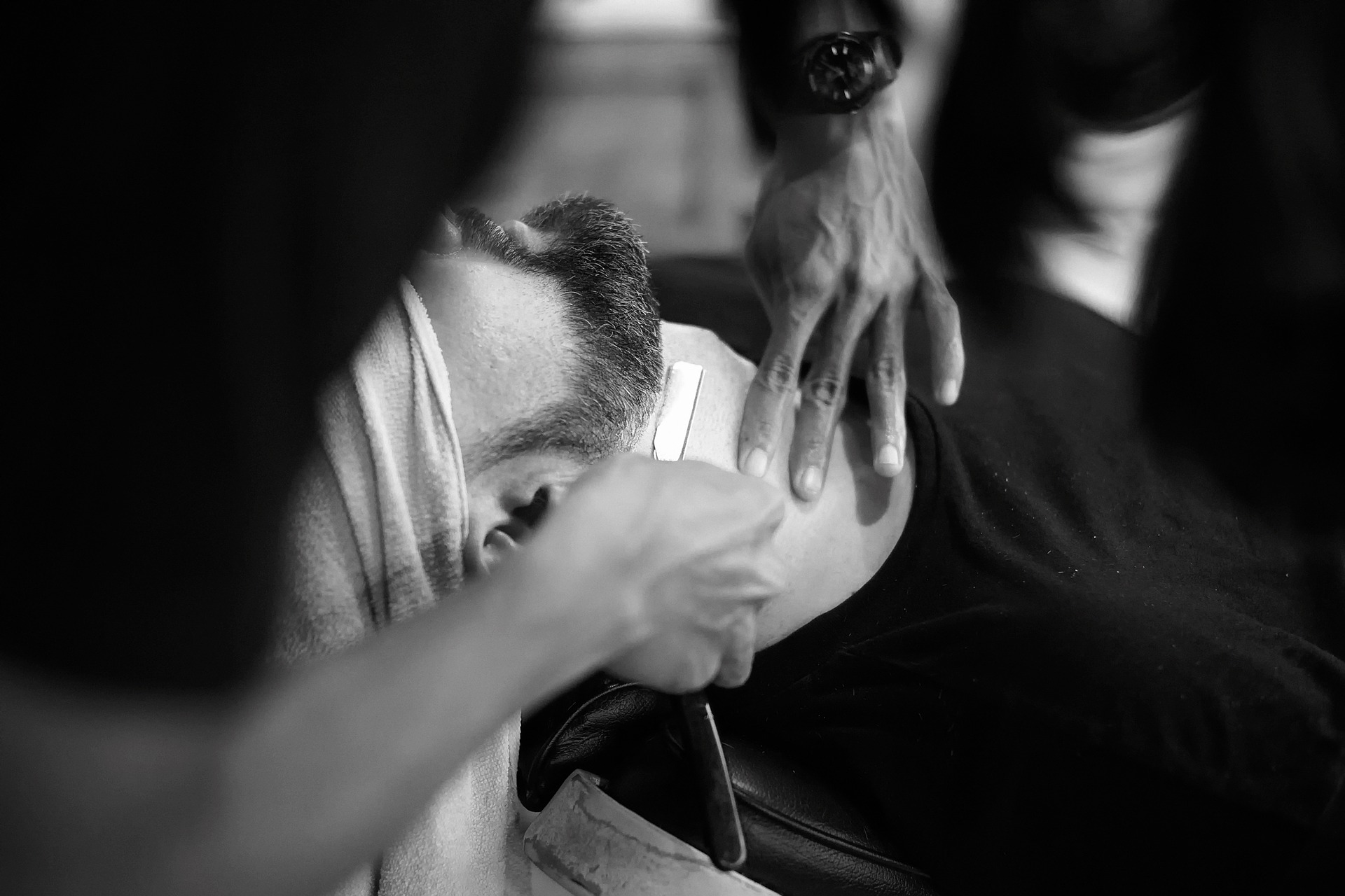Golenie brzytwą – nowa moda z barber shopu. Sprawdź, dlaczego warto zrezygnować z maszynki!