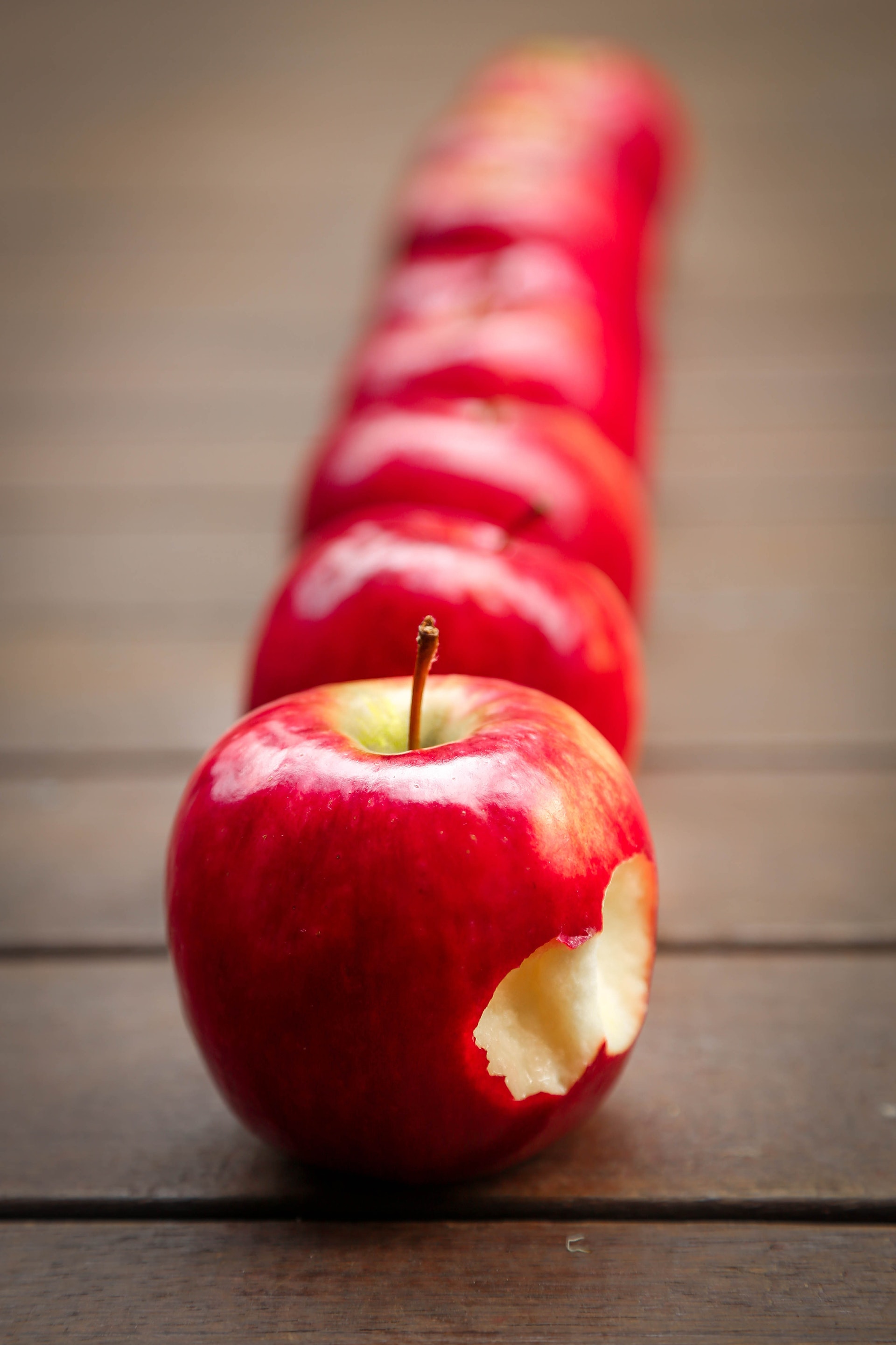 Fenomen nadgryzionego jabłka – czas na czerwonego iPhone’a!