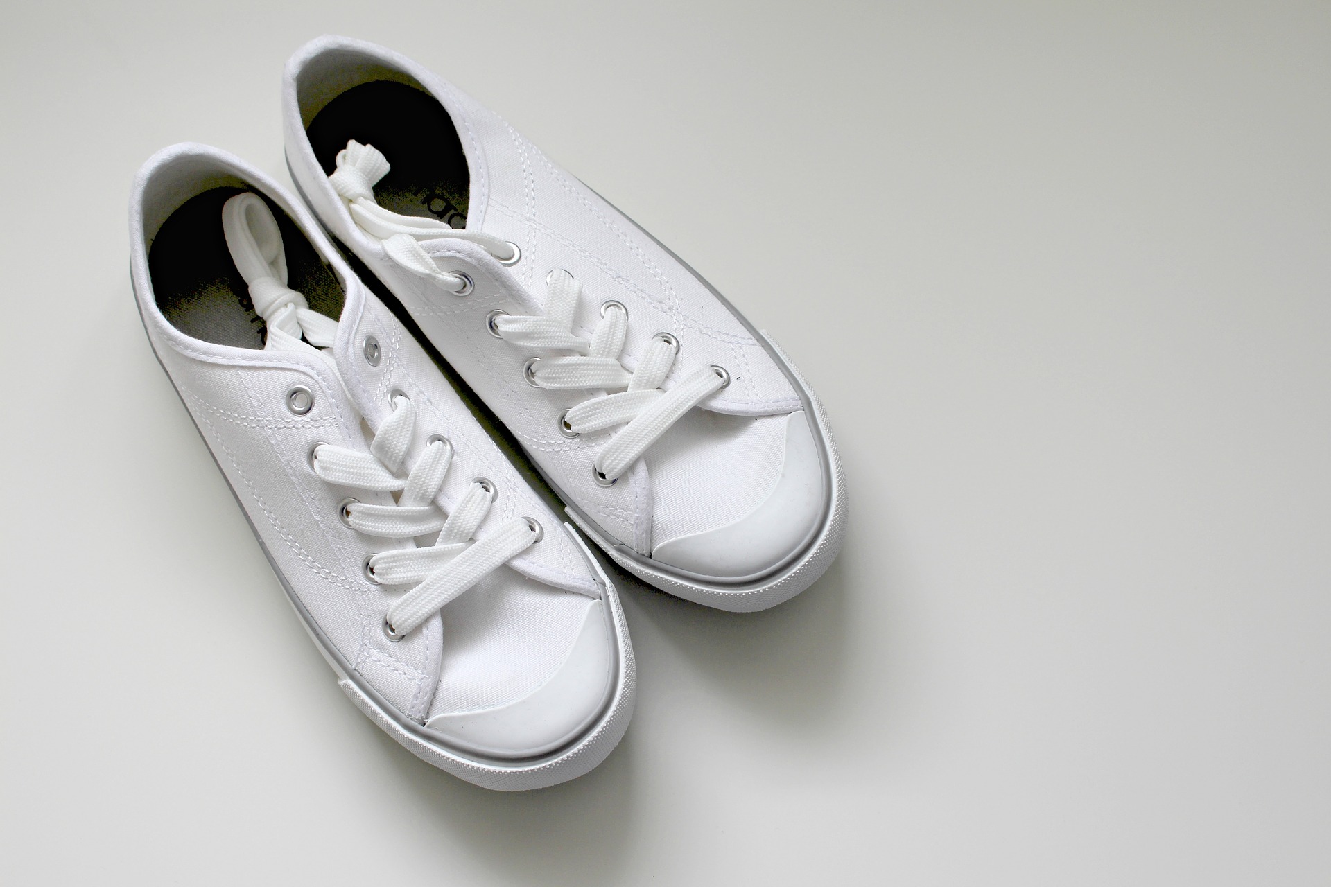 Drugie życie białych sneakersów – jak czyścić białe buty?