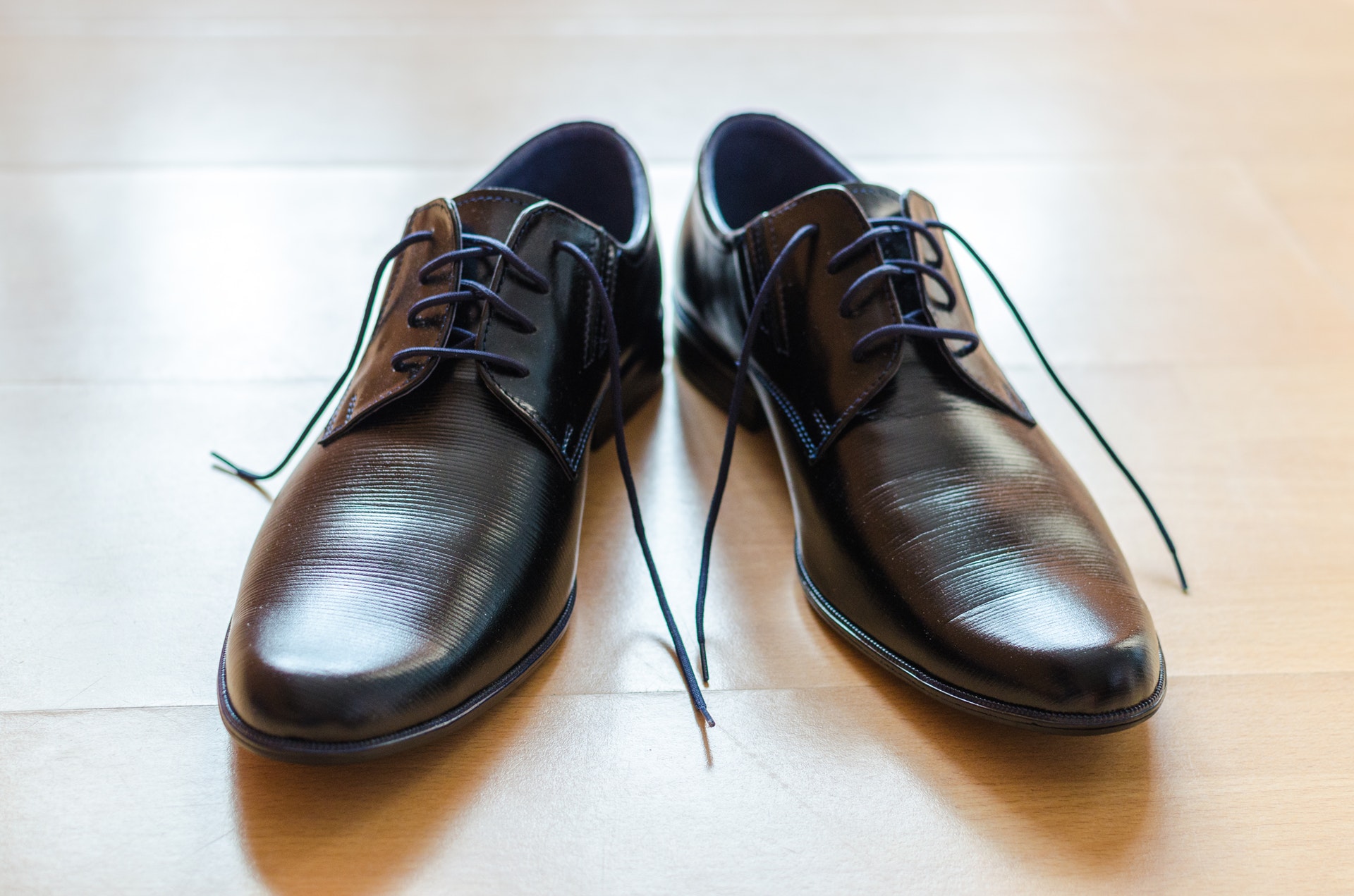 Czarne buty w stylu derby – idealne na co dzień